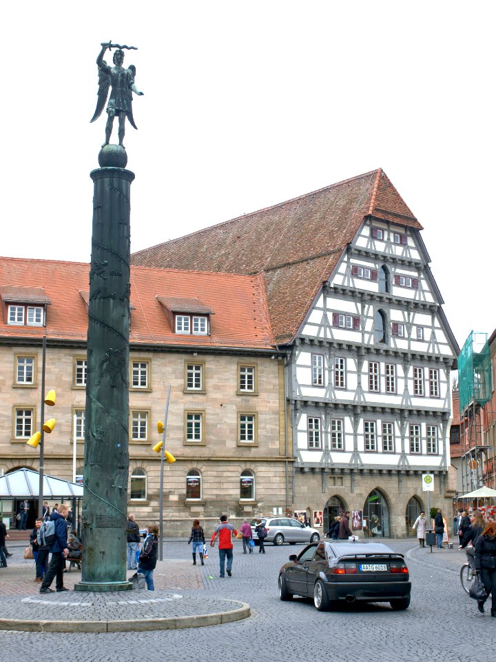2012.03.06_-_Schwäbisch_Gmünd_-_Marktplatz_Kriegerdenkmal_-_01