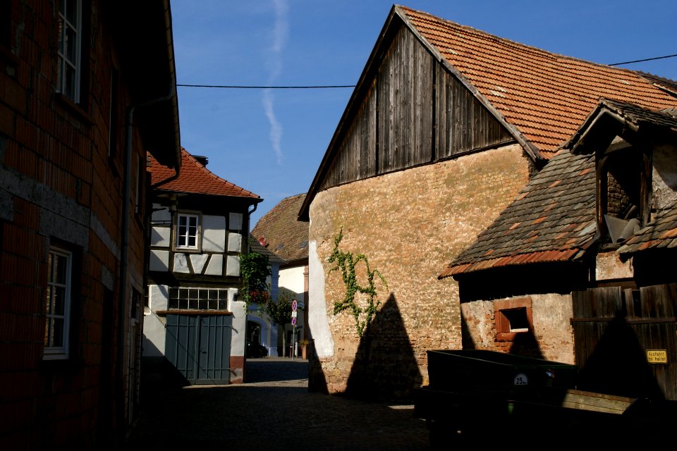 2011.09.16.134030_Old_farm_Rhodt