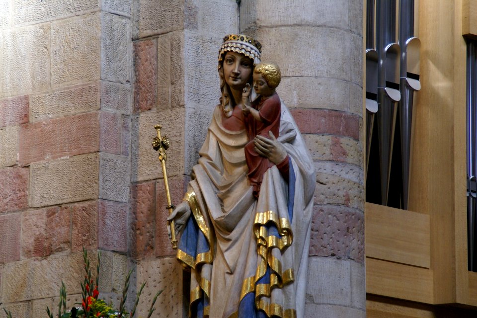 2011.09.16.153525_Madonna_cathedral_Speyer