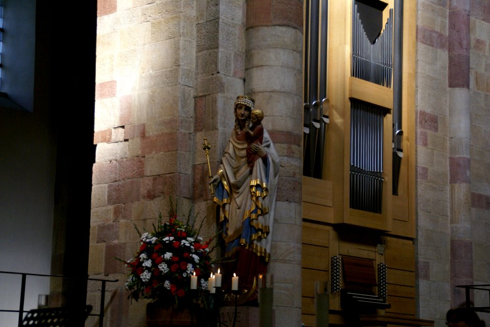 2011.09.16.153518_Madonna_cathedral_Speyer
