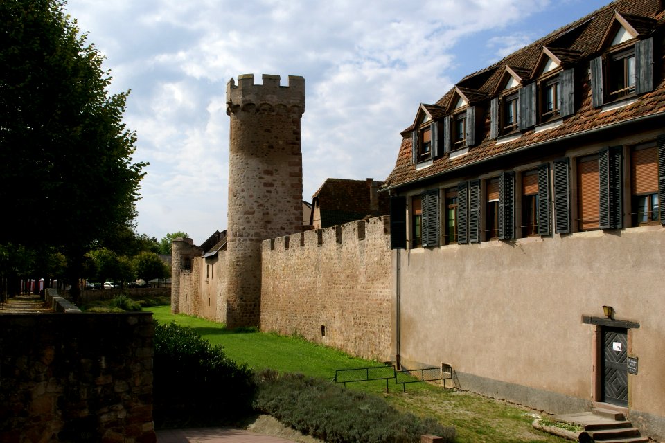 2011.09.17.120844_City_wall_tower_Obernai