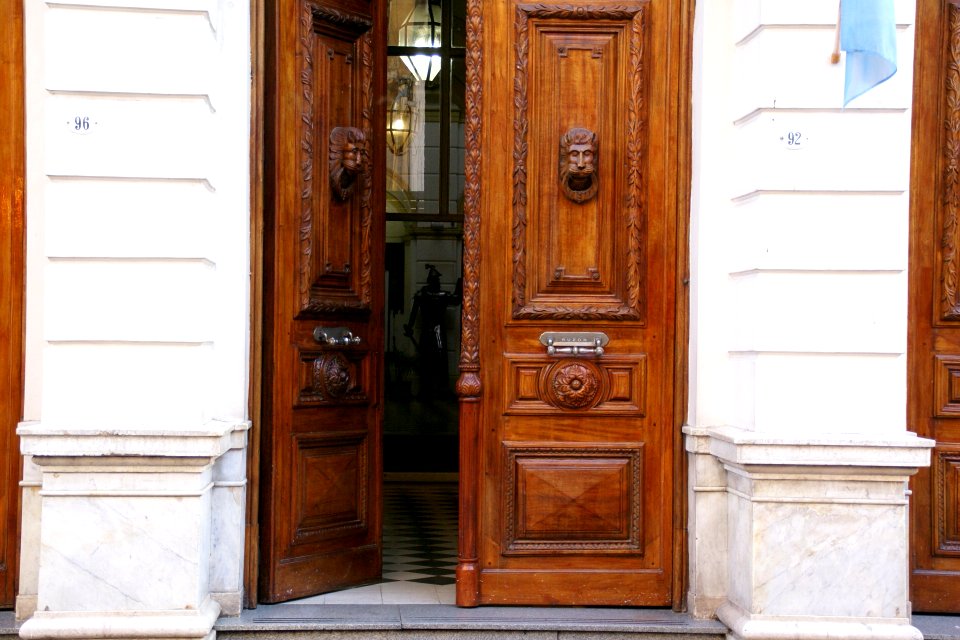 2011.10.20.072520_Puerta_Legislatura_Córdoba_Argentina