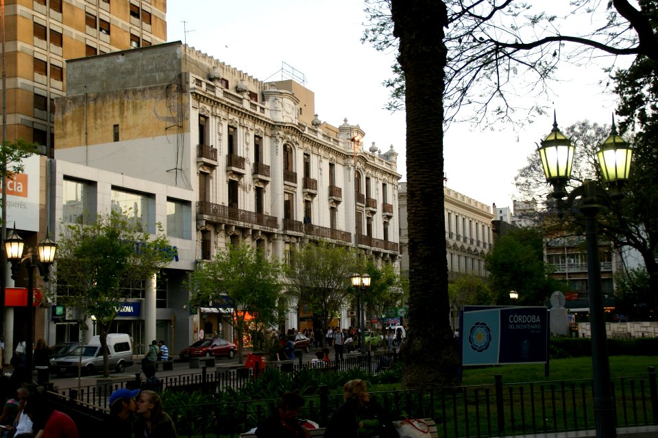 2011.10.19.191958_Plaza_San_Martín_Córdoba_Argentina