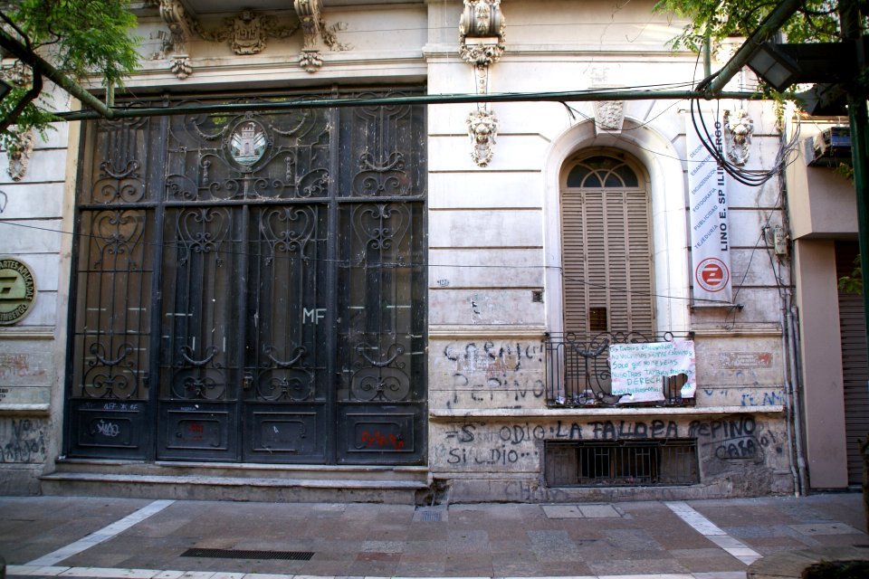 2011.10.20.071619_Portón_9_de_Julio_Córdoba_Argentina