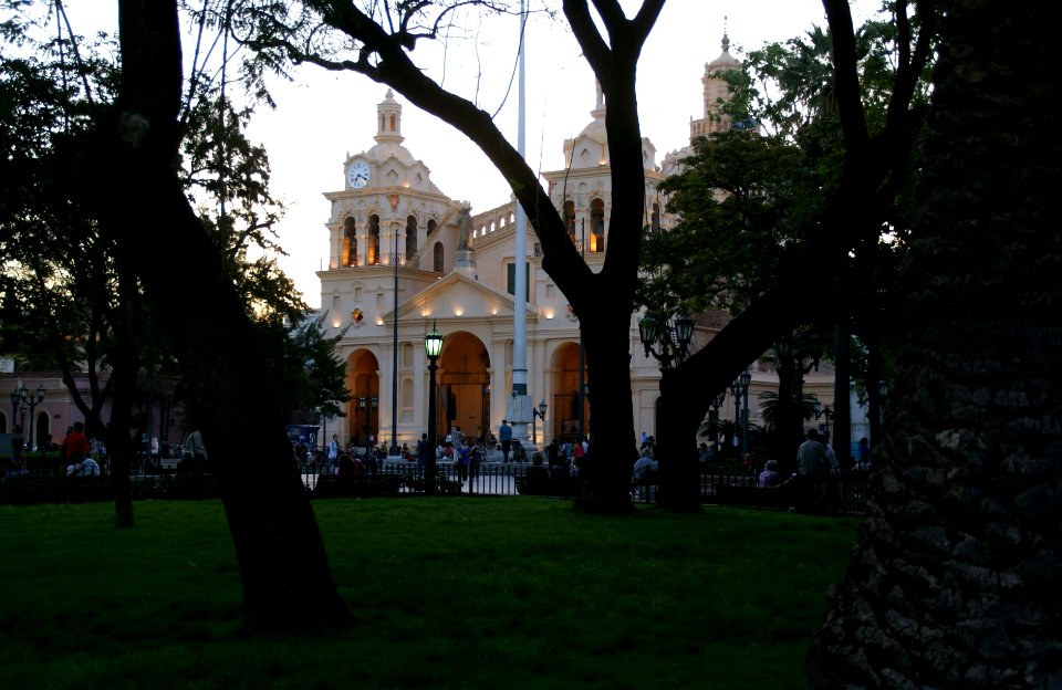 2011.10.19.191927_Plaza_San_Martín_Catedral_Córdoba_Argentina