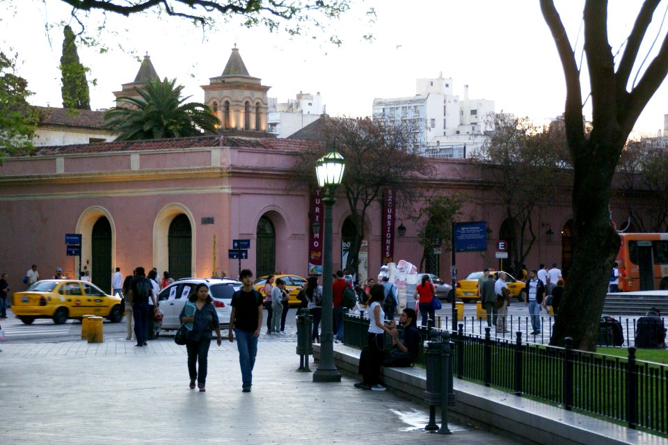 2011.10.19.192551_Plaza_San_Martín_Santa_Teresa_Córdoba_Argentina