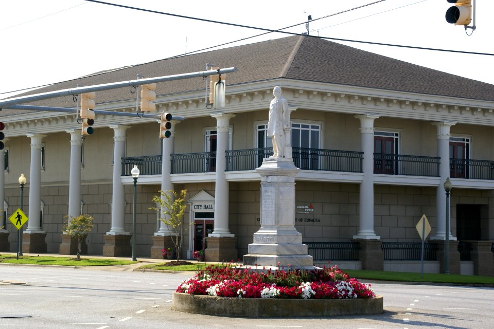 2011.05.21.074717_City_Hall_Eufaula_Alabama_USA
