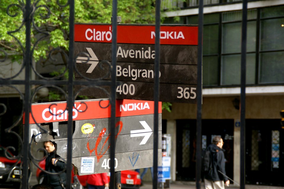 2011.10.17.083836_Street_sign_Av._Belgrano_Monserrat_Buenos_Aires
