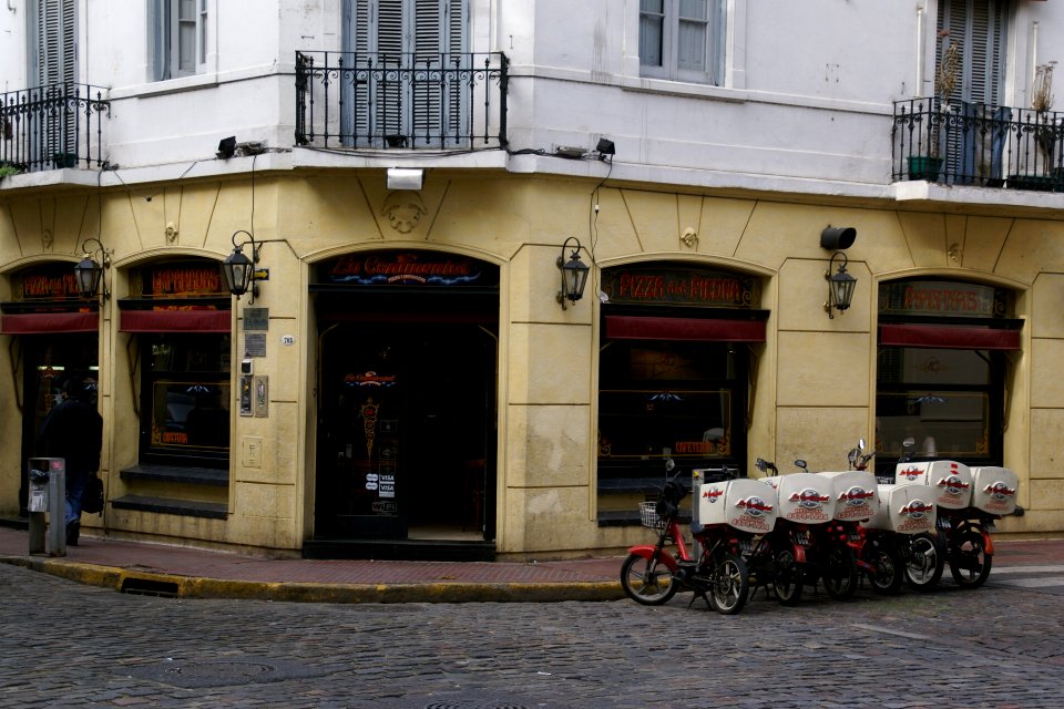 2011.10.17.082422_Pizzeria_La_Continental_Defensa_San_Telmo_Buenos_Aires