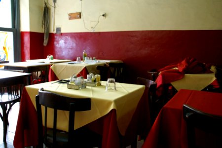 2011.10.17.090653_Tables_restaurant_Calle_Defensa_Monserrat_Buenos_Aires