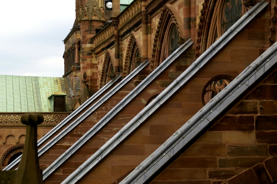2011.09.17.160639_Arches_north_side_cathedral_Strasbourg