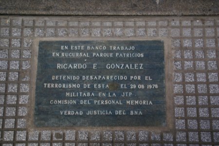 2011.10.17.092703_Political_sign_Calle_Reconquista_Buenos_Aires