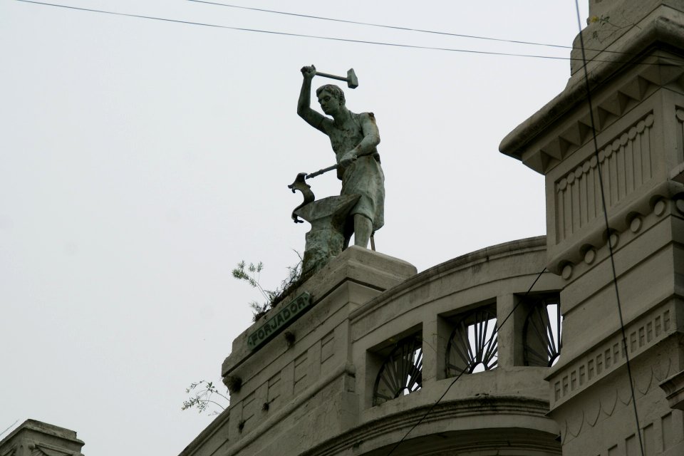 2011.10.16.172701_Facade_statue_Calle_Perú_San_Telmo_Buenos_Aires