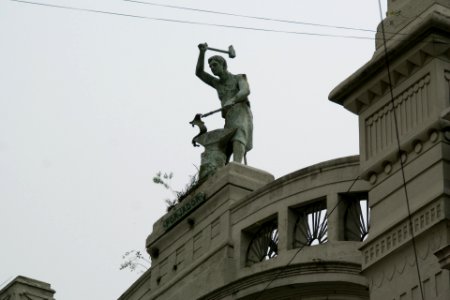 2011.10.16.172701_Facade_statue_Calle_Perú_San_Telmo_Buenos_Aires