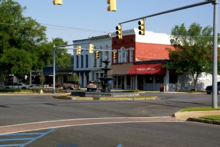 2011.05.21.075218_Fountain_E_Broad_St._Eufaula_Alabama_USA