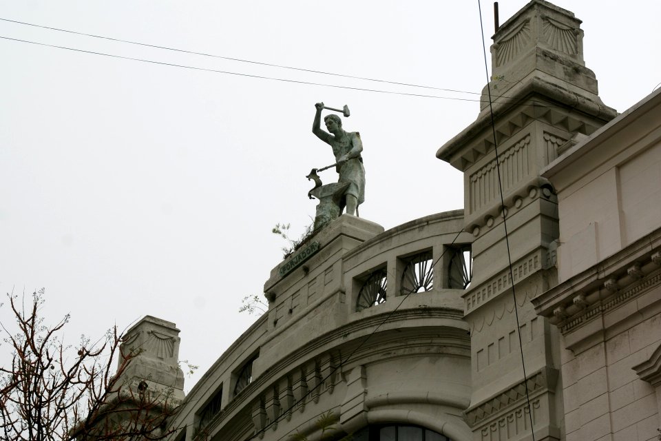 2011.10.16.172704_Facade_statue_Calle_Perú_San_Telmo_Buenos_Aires