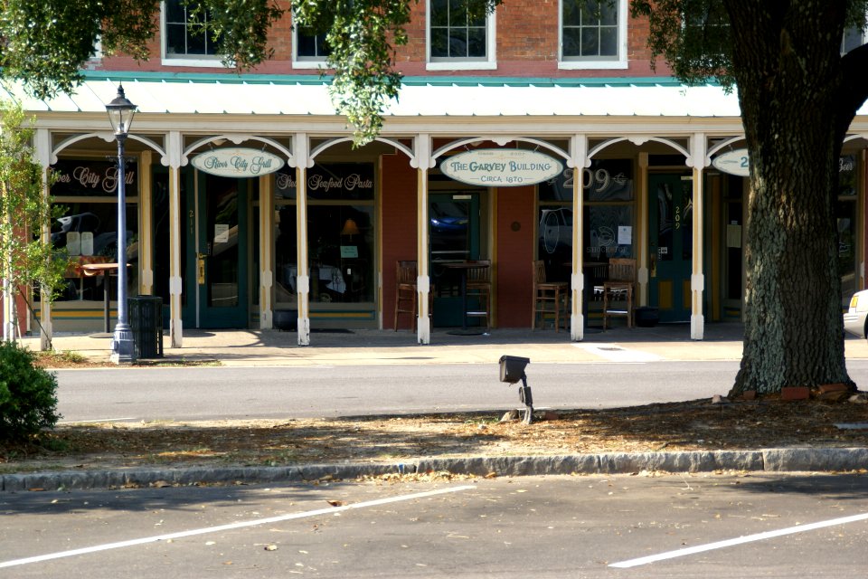 2011.05.21.075912_Café_E_Broad_St._Eufaula_Alabama_USA