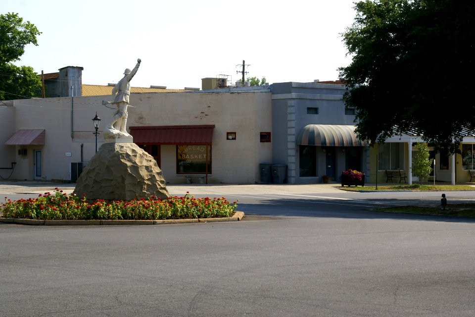 2011.05.21.075546_American_Doughboy_E_Broad_St._Eufaula_Alabama_USA