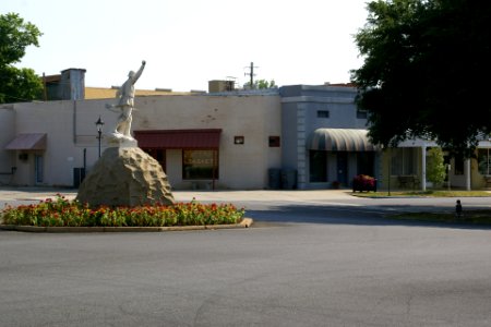 2011.05.21.075546_American_Doughboy_E_Broad_St._Eufaula_Alabama_USA