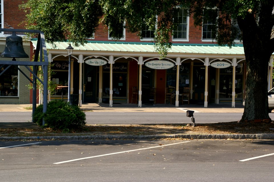 2011.05.21.075902_Café_E_Broad_St._Eufaula_Alabama_USA