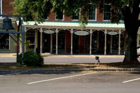 2011.05.21.075902_Café_E_Broad_St._Eufaula_Alabama_USA