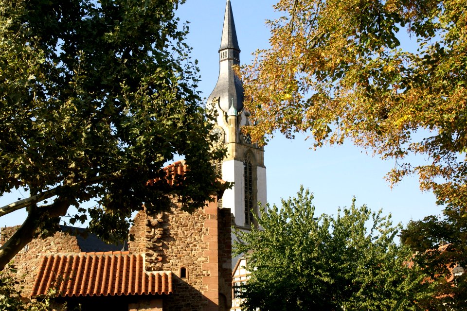 2011.09.25.163607_Tiefburg_Friedenskirche_Handschuhsheim_Heidelberg