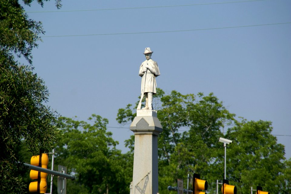2011.05.21.080152_Statue_N_Eufaula_Ave._Eufaula_Alabama_USA