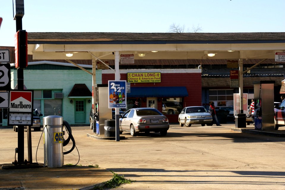 2011.03.12.090409_Gas_station_Cuthbert_Georgia