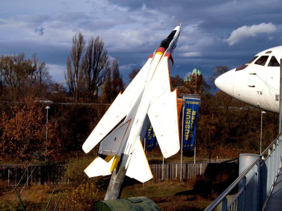 20+39_(690)_Mig_23._painted_as_2202_(cn_0393211087)_pic2