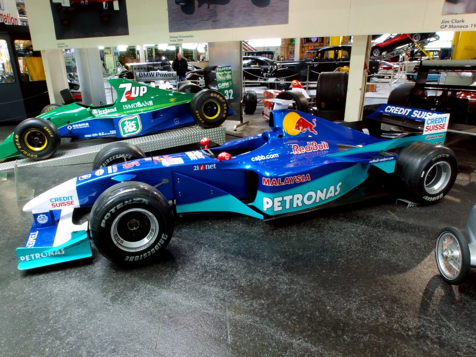 2000_Red_Bull_Sauber_Petronas_C19_in_2001_livery_pic1