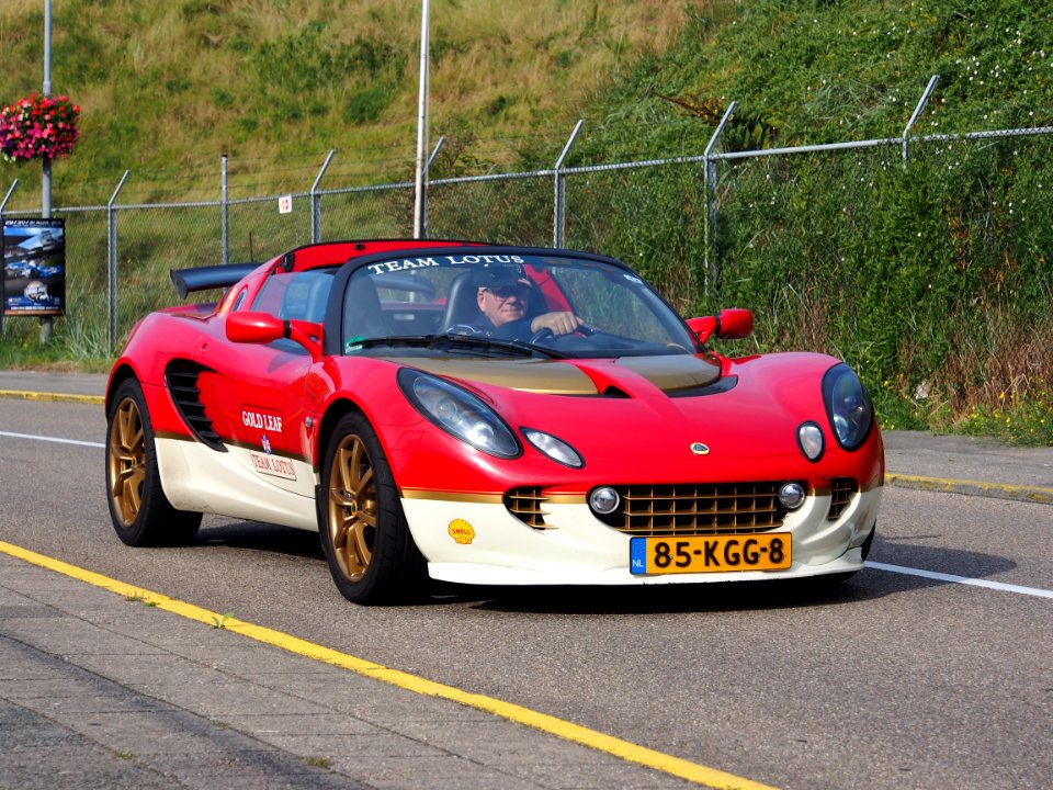 2004_LOTUS_ELISE_111R,_licence_85-KGG-8,_Gold_Leaf,_pic1