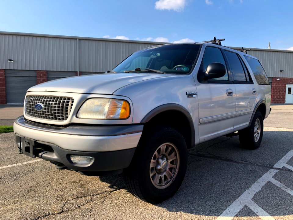 2001_Ford_Expedition_XLT,_front_left,_4-25-2021