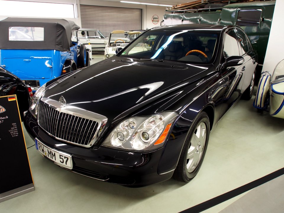 2004_Maybach_57,_V12,_550hp,_5513cc,_250kmh