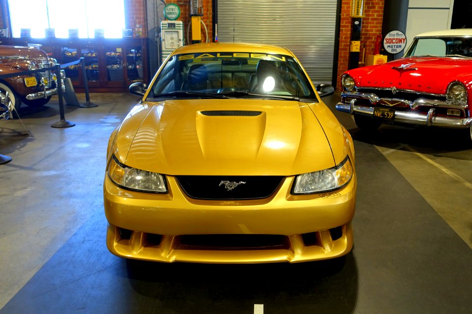 2000_Mustang_GT_Saleen_S281_-_Automobile_Driving_Museum_-_El_Segundo,_CA_-_DSC01576