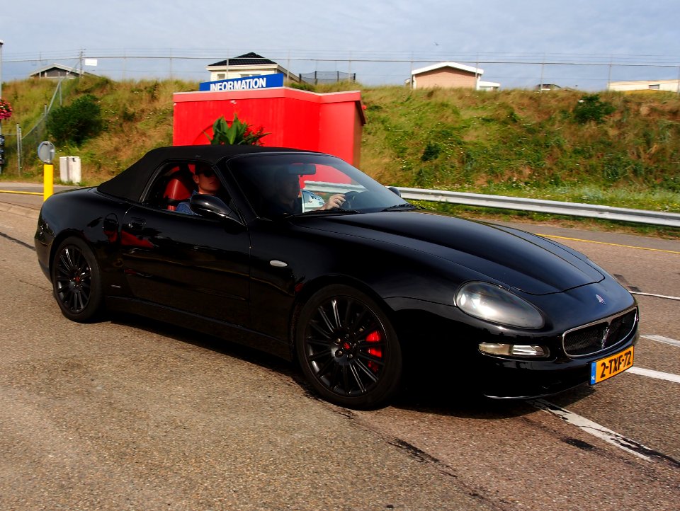 2003_MASERATI_SPYDER_CAMBIOCORSA,_licence_2-TXF-72,_pic1