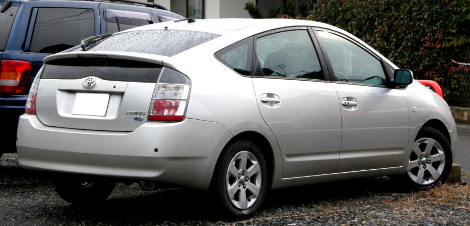 2003-2005_Toyota_Prius_rear