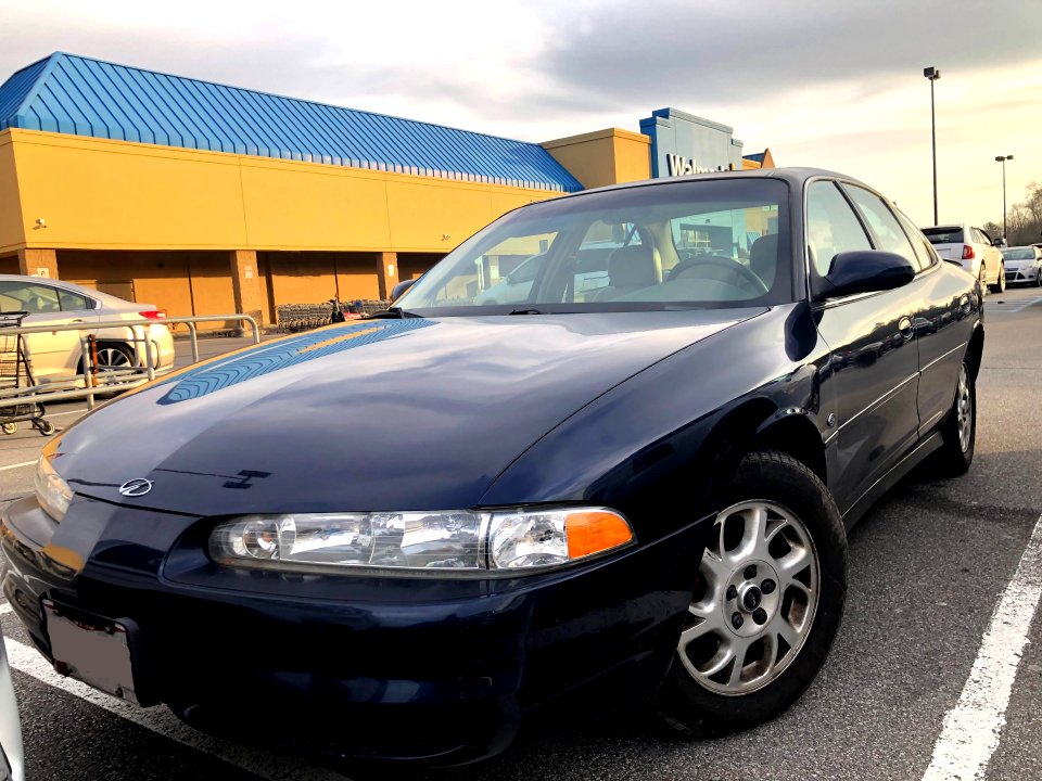 2001_Oldsmobile_Intrigue_(front_right)