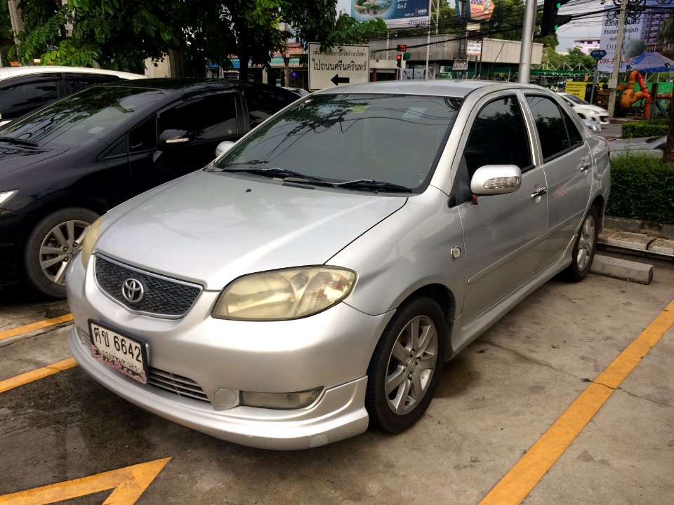 2003-2004_Toyota_Soluna_Vios_(NCP42)_1.5_S_VVT-i_Sedan_(17-04-2018)_01