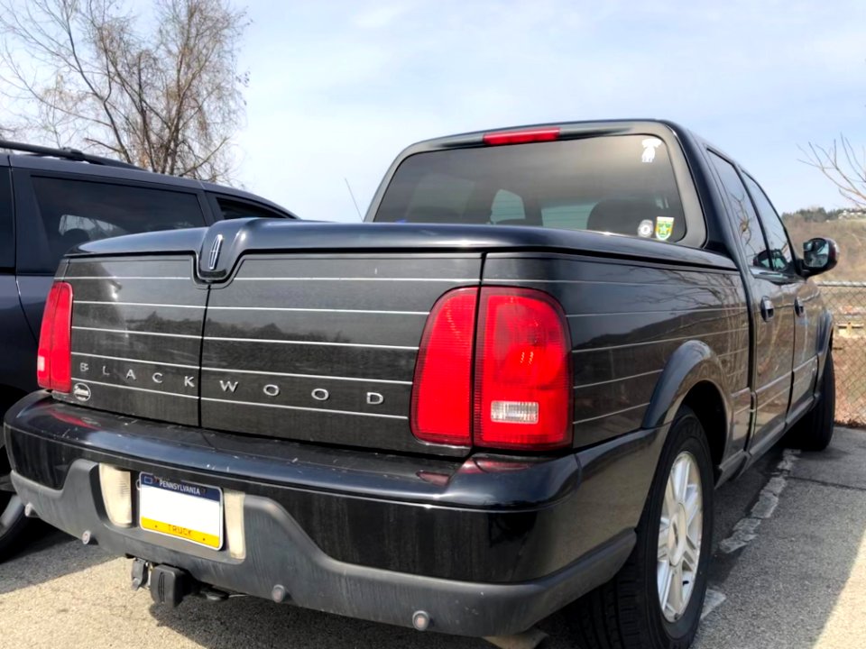 2002_Lincoln_Blackwood,_rear_left,_4-05-2021