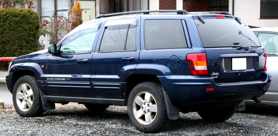 2003-2005_Jeep_Grand_Cherokee_Limited_rear
