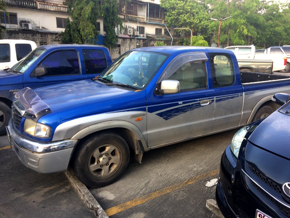 2003_Mazda_B-2500_Fighter_FreeStyle_Cab_Lux_Front