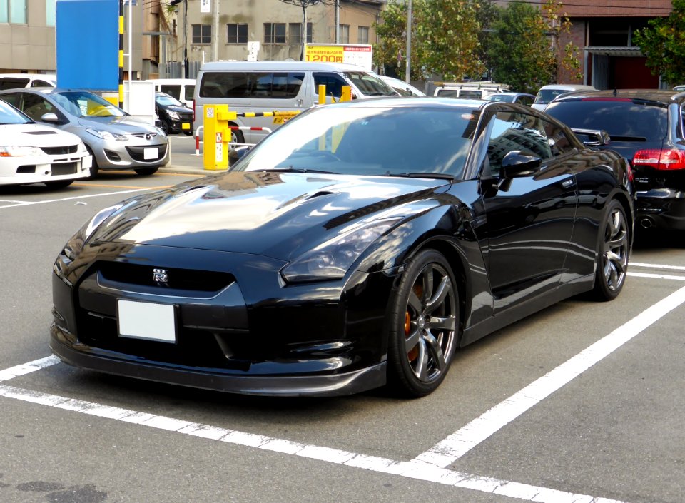 2009_Nissan_GT-R_(CBA-R35)_front