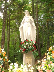 2009_Krynica_Zdrój,_Góra_Parkowa,_kapliczka_maryjna