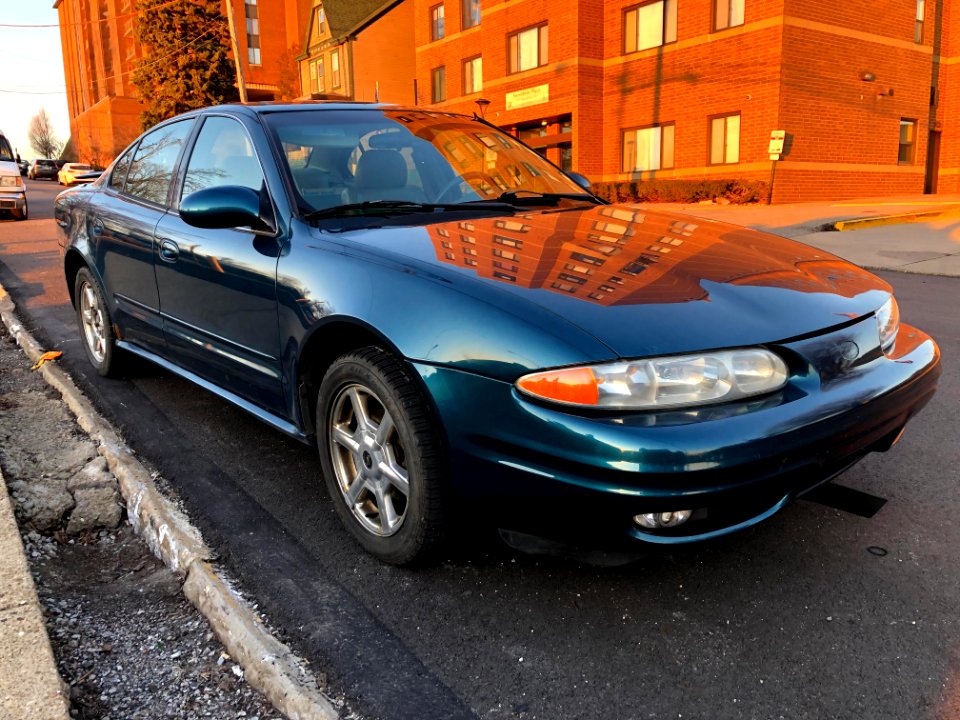 2002_Oldsmobile_Alero_(1)