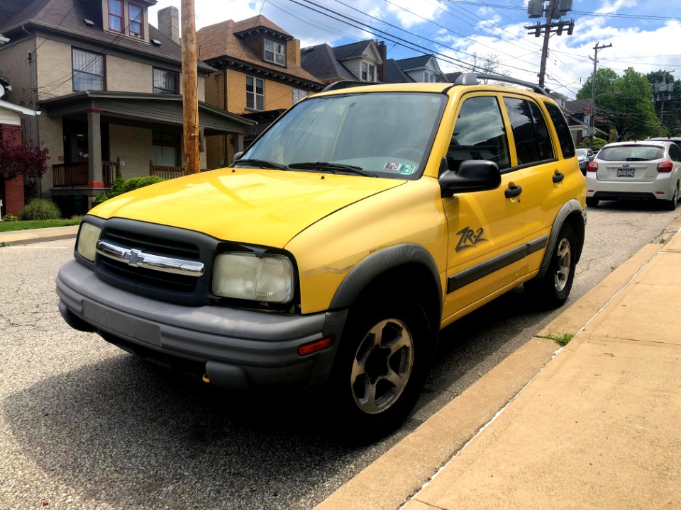 2003_Chevrolet_Tracker_ZR2,_front_left,_5-15-2021