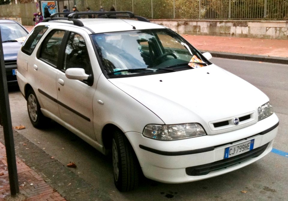 2003_Fiat_Palio_Weekend_1.9_JTD_HL_front