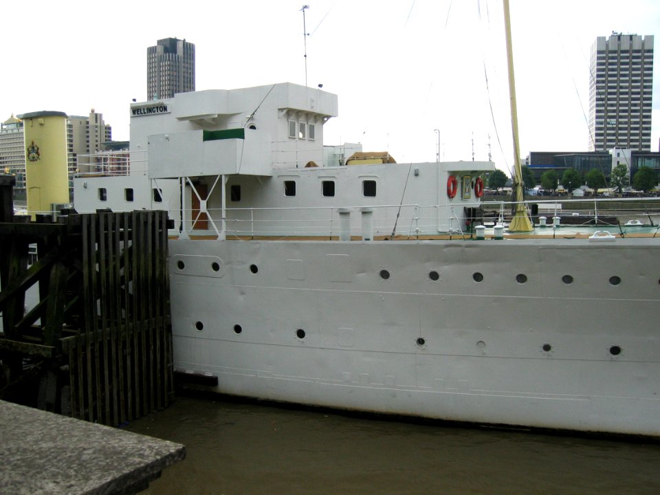 20040918-030-thames-ship