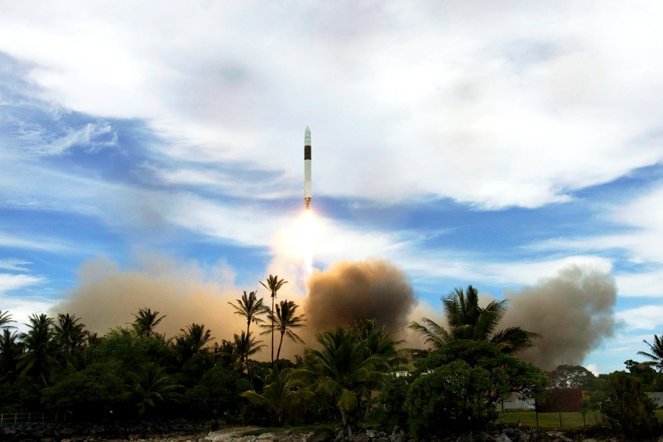 2009_Falcon_1_launches_from_Omelek_Island_02