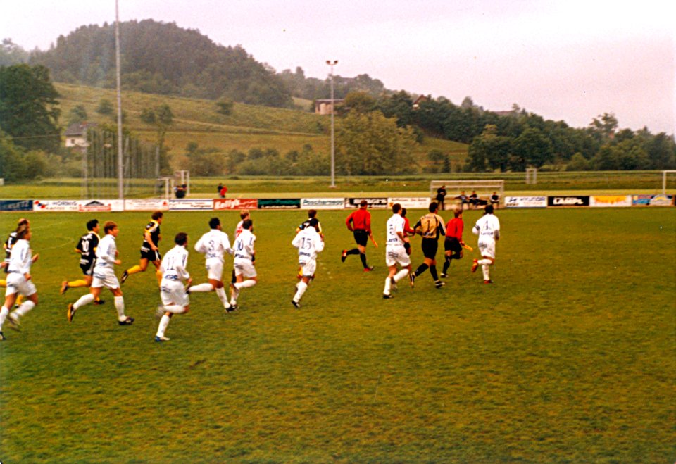 20040604-tus-fc-arnfels-fc-blau-weiss-linz-regionalliga-einlauf