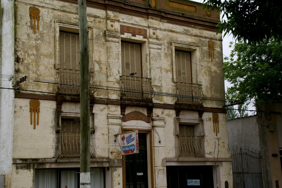 2011.10.19.084858_Facade_Calle_San_Martín_Corral_de_Bustos_Argentina